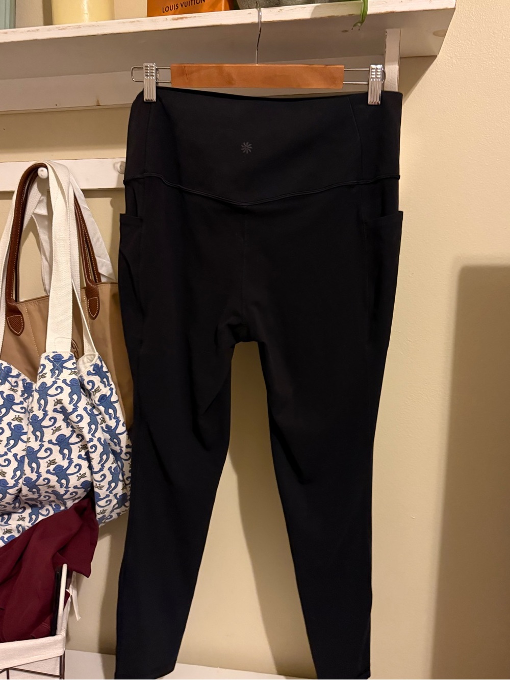 Athleta Black Salutation Stash Pocket High Rise Large💎EUC Retail $109 - Picture 7 of 11